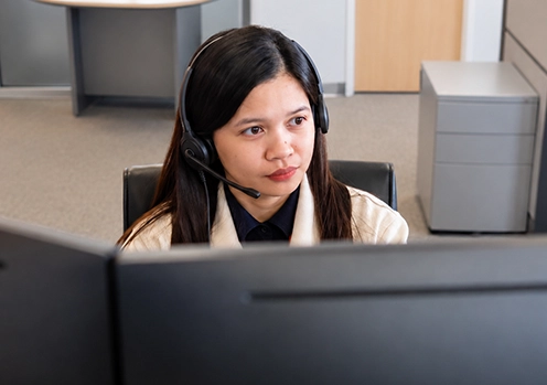 support call agent helping a traveler with flight information