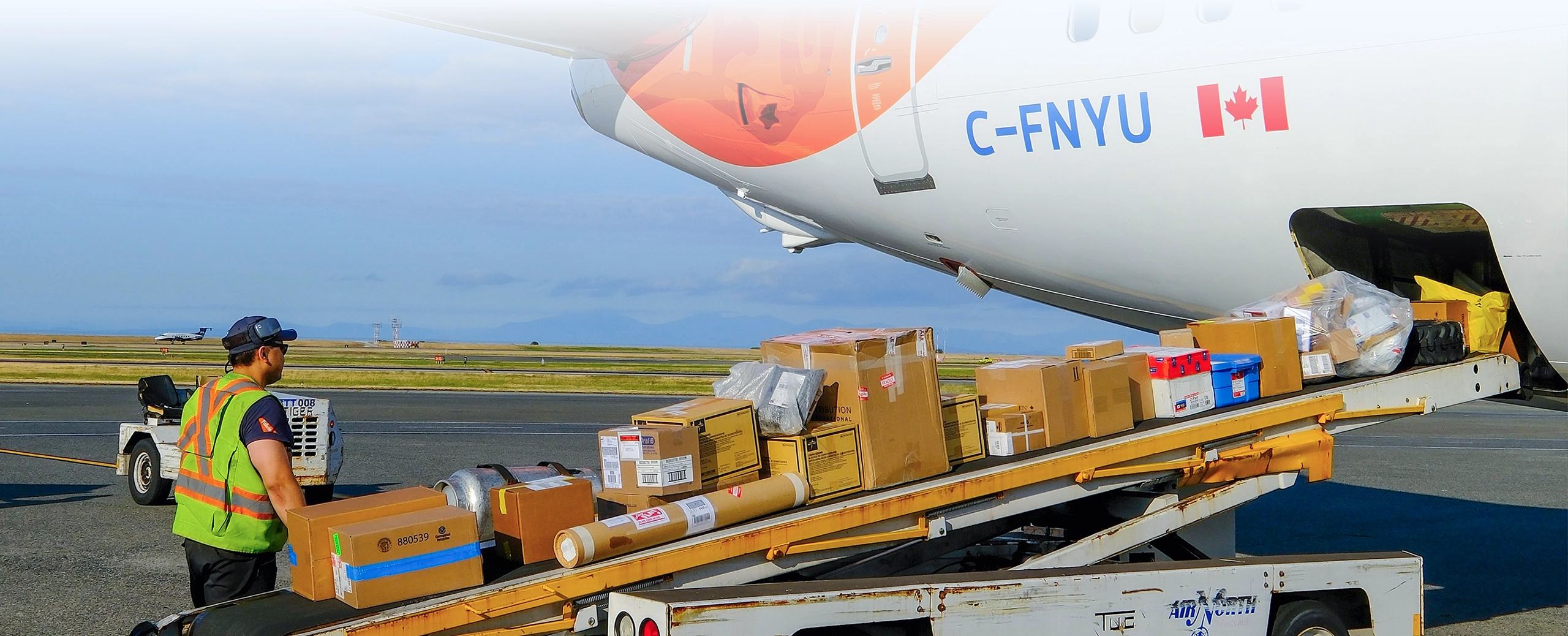 cargo being loaded to 737-800